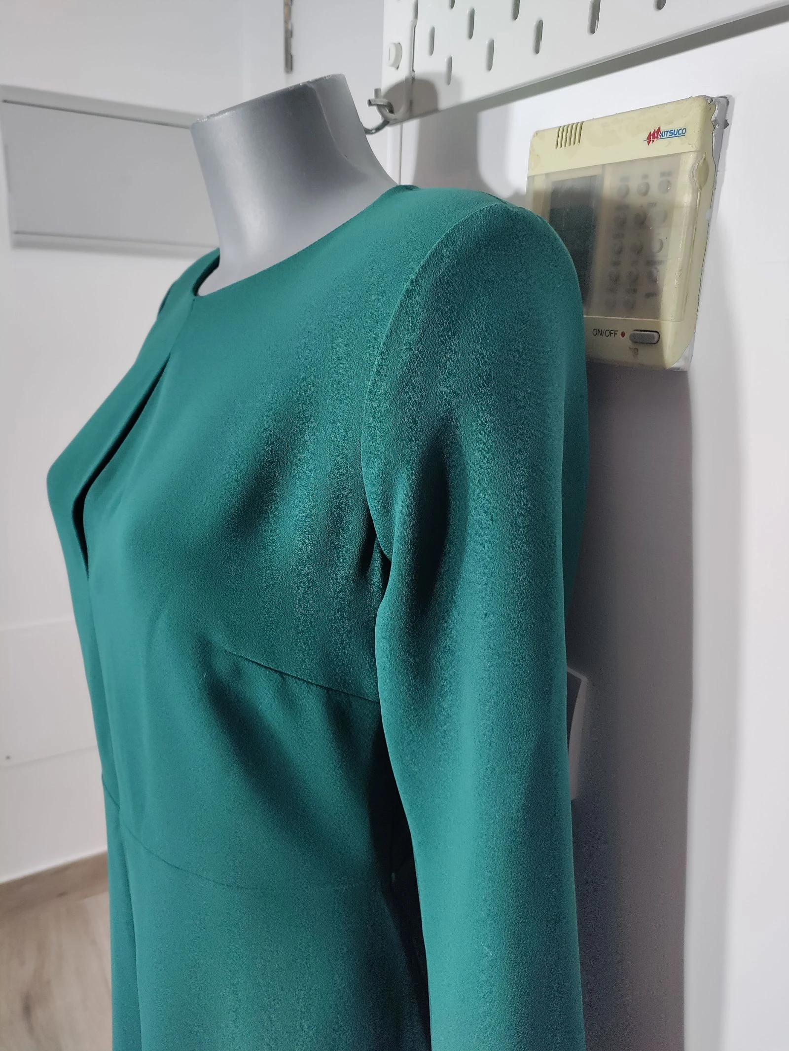 Vestido verde estructurado Mango Suit con hombreras y abertura frontal – Talla L – photo 5